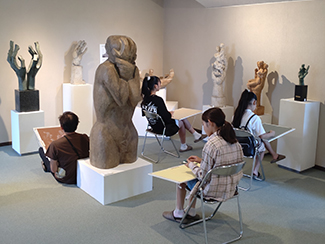 子どもとおとなのデッサン教室の様子の画像